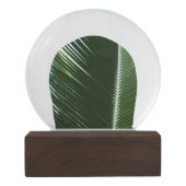 Überlappen von Palm Fronds Tropical Green Abstrakt Schneekugel (Rückseite)