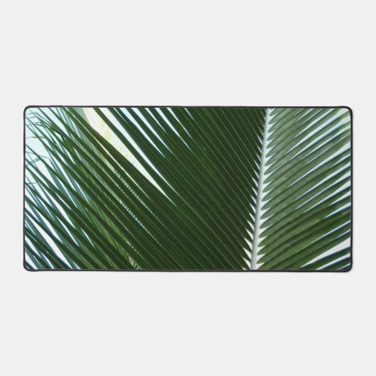 Überlappen von Palm Fronds Tropical Green Abstrakt Schreibtischunterlage (Vorderseite)