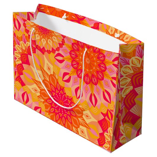 Überlappende Mandala Orange Pink Gelb Große Geschenktüte (Rückseite Schrägansicht)