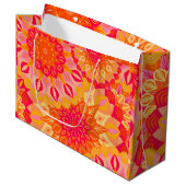 Überlappende Mandala Orange Pink Gelb Große Geschenktüte (Vorderseite Schrägansicht)