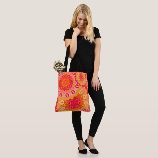 Überlappende Mandala Orange Pink Gelb Tasche (Am Model)