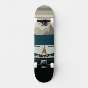Überleben in der freien Natur Lagerfeuer im Gebirg Skateboard