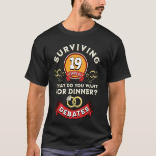 Überleben von 19 Jahren Debatten lustige 19. Hochz T-Shirt