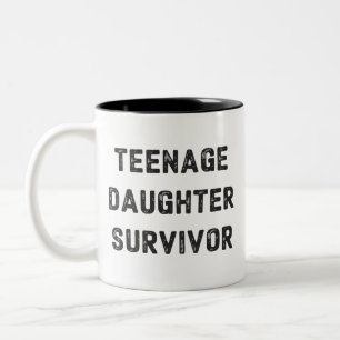 Überlebende Teenager-Tochter Lustiger Vatertagshum Zweifarbige Tasse
