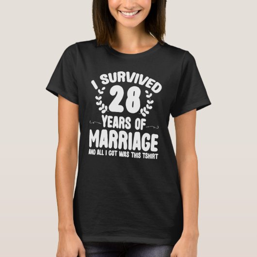 Überlebt 28 Jahre Ehepaare 28. Anniversa T-Shirt (Vorderseite)