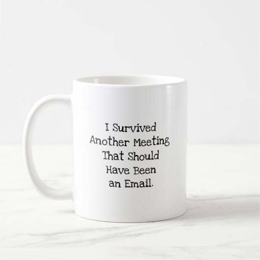 Überlebte Besprechungs-E-Mail-Arbeitsbeste Kaffeetasse (Links)