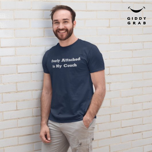 Übermäßig an mein Couch geklemmtes Zeichen-Zitat a T-Shirt