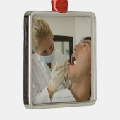 Überprüfenmann des weiblichen Zahnarztes Silbernes Ornament (Rechts)