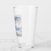 Überqueren Sie den bewölkten Himmel mit dem Vers d Glas (Links)
