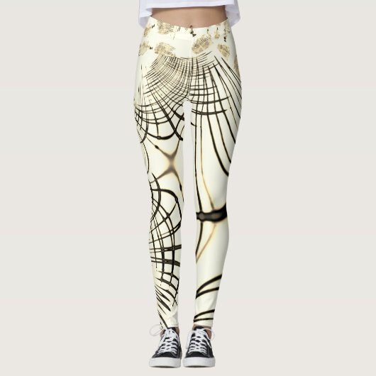 Überquerte, nusenbraune Spuren, heller Hintergrund Leggings (Vorderseite)