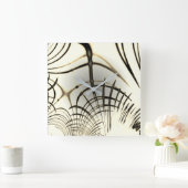 Überquerte, nusenbraune Spuren, heller Hintergrund Quadratische Wanduhr (Zuhause)