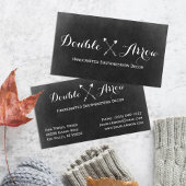 Überquerte Pfeile auf der rustikalen Boho-Boutique Visitenkarte