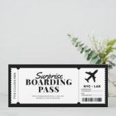 Überraschen Boarding Pass Flugzeug Geschenkkarte Einladung (Stehend Vorderseite)