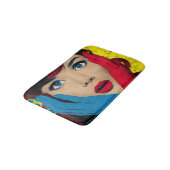 Überraschende Frau in Pop Art Badematte (Schrägansicht)