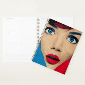 Überraschende Frau in Pop Art Planer (Anzeige)