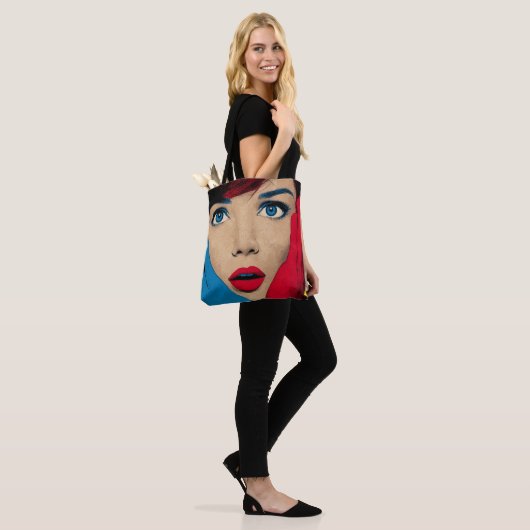 Überraschende Frau in Pop Art Tasche (Am Model)