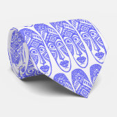 Überraschende Tiki-Masken - Electric Blue on White Krawatte (Gerollt)