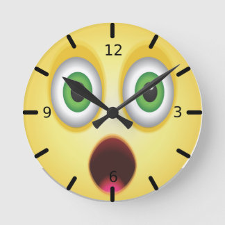 Überraschendes Emoji-Gesicht Runde Wanduhr