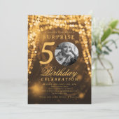 ÜBERRASCHENDES Foto 50. Geburtstag Goldene Lampen Einladung (Stehend Vorderseite)