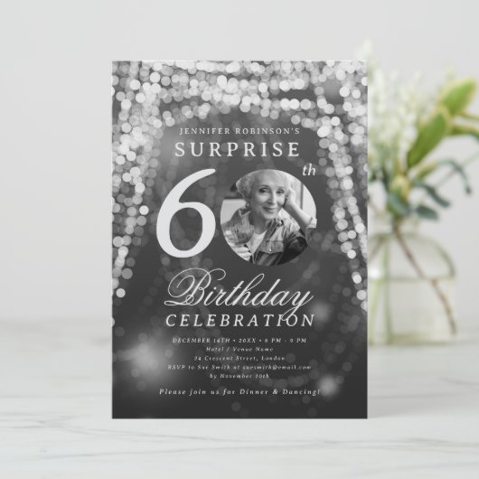 ÜBERRASCHENDES Foto 60. Geburtstag Silberglühleuch Einladung (Stehend Vorderseite)
