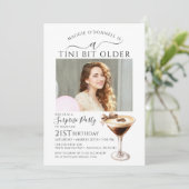 ÜBERRASCHENDES PARTY A Tini Bit Älterer Martini 21 Einladung (Stehend Vorderseite)