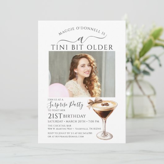 ÜBERRASCHENDES PARTY A Tini Bit Älterer Martini 21 Einladung (Stehend Vorderseite)