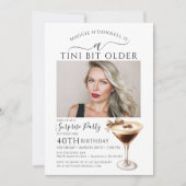 ÜBERRASCHENDES PARTY A Tini Bit Älterer Martini 40 Einladung (Vorderseite)