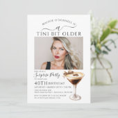 ÜBERRASCHENDES PARTY A Tini Bit Älterer Martini 40 Einladung (Stehend Vorderseite)