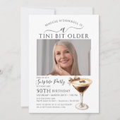 ÜBERRASCHENDES PARTY A Tini Bit Älterer Martini 50 Einladung (Vorderseite)