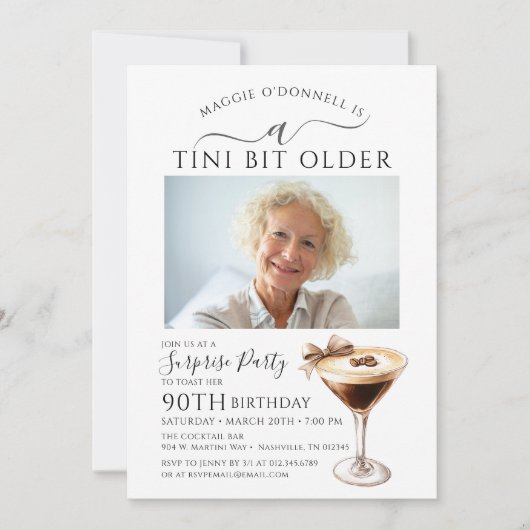 ÜBERRASCHENDES PARTY A Tini Bit Älterer Martini 90 Einladung (Vorderseite)