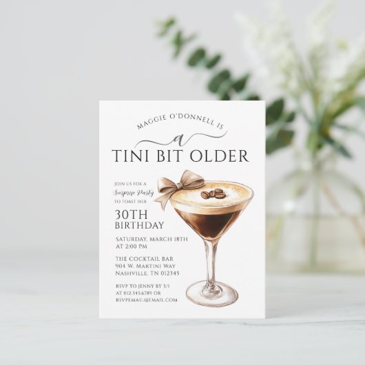 ÜBERRASCHENDES PARTY Tini Bit Älterer Martini 30. Einladungspostkarte (Stehend Vorderseite)
