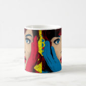 Überraschte Frau in Pop-Art Kaffeetasse (Mittel)