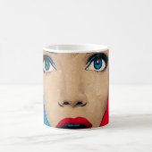 Überraschte Frau in Pop-Art Kaffeetasse (Mittel)