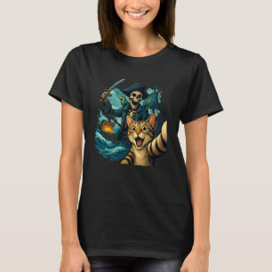 Überraschte verängstigte Katze Selfie mit Skelettp T-Shirt
