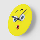 Überraschtes Emoji Runde Wanduhr (Winkel)