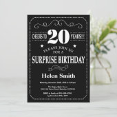 Überraschung 20. Geburtstag Einladung Chalkboard (Stehend Vorderseite)