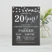 Überraschung 20. Geburtstag Einladung Chalkboard (Stehend Vorderseite)