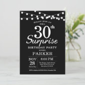 Überraschung 30. Geburtstag Einladung Schwarz und (Stehend Vorderseite)