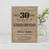 Überraschung 30. Geburtstag Rustikales Holz Einladung (Stehend Vorderseite)
