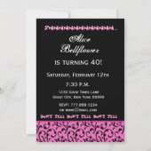 ÜBERRASCHUNG 40. Geburtstag Hellrosa Schwarze Wirb Einladung (Rückseite)