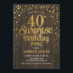 Überraschung 40. Geburtstag Party - Holz & Gold Einladung<br><div class="desc">Überraschung 40. Geburtstag Party Einladung. Elegantes rustikales Design mit dunkelbraunem Holz und Imitaten Glitzer Gold. Features stilvolle Skript-Schriftart und Konfetti. Nachricht,  wenn du ein Alter brauchst.</div>