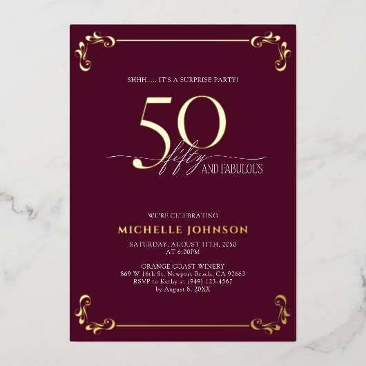 Überraschung 50 & Fabulous Burgundy & Gold Geburts Folieneinladung (Vorderseite)