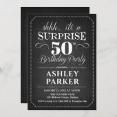 Überraschung 50. Geburtstag - Chalkboard Weiß Schw Einladung (Vorne/Hinten)