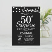 Überraschung 50. Geburtstag Einladung Schwarz und (Stehend Vorderseite)