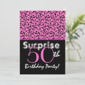 ÜBERRASCHUNG 50. Geburtstag Hellrosa Schwarze Wirb Einladung (Stehend Vorderseite)