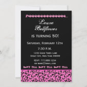 ÜBERRASCHUNG 50. Geburtstag Hellrosa Schwarze Wirb Einladung (Rückseite)