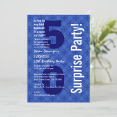 ÜBERRASCHUNG 50. Geburtstag Modernes Blau und Weiß Einladung (Stehend Vorderseite)