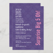 ÜBERRASCHUNG 50. Geburtstag Modernes Lila Rosa G35 Einladung (Vorne/Hinten)