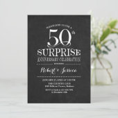 Überraschung 50. Hochzeit Jahrestag Chalkboard Whi Einladung (Stehend Vorderseite)