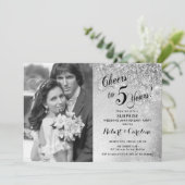 Überraschung 5. Jubiläum mit Foto - Silver White Einladung (Stehend Vorderseite)